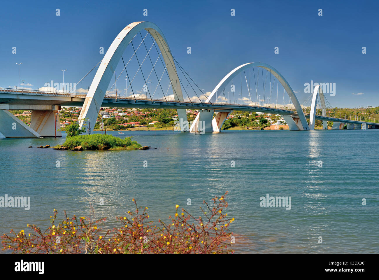 Brésil, Brésil, pont en arc sur le prix Juscelino Kubitschek, lac Paranoá Banque D'Images
