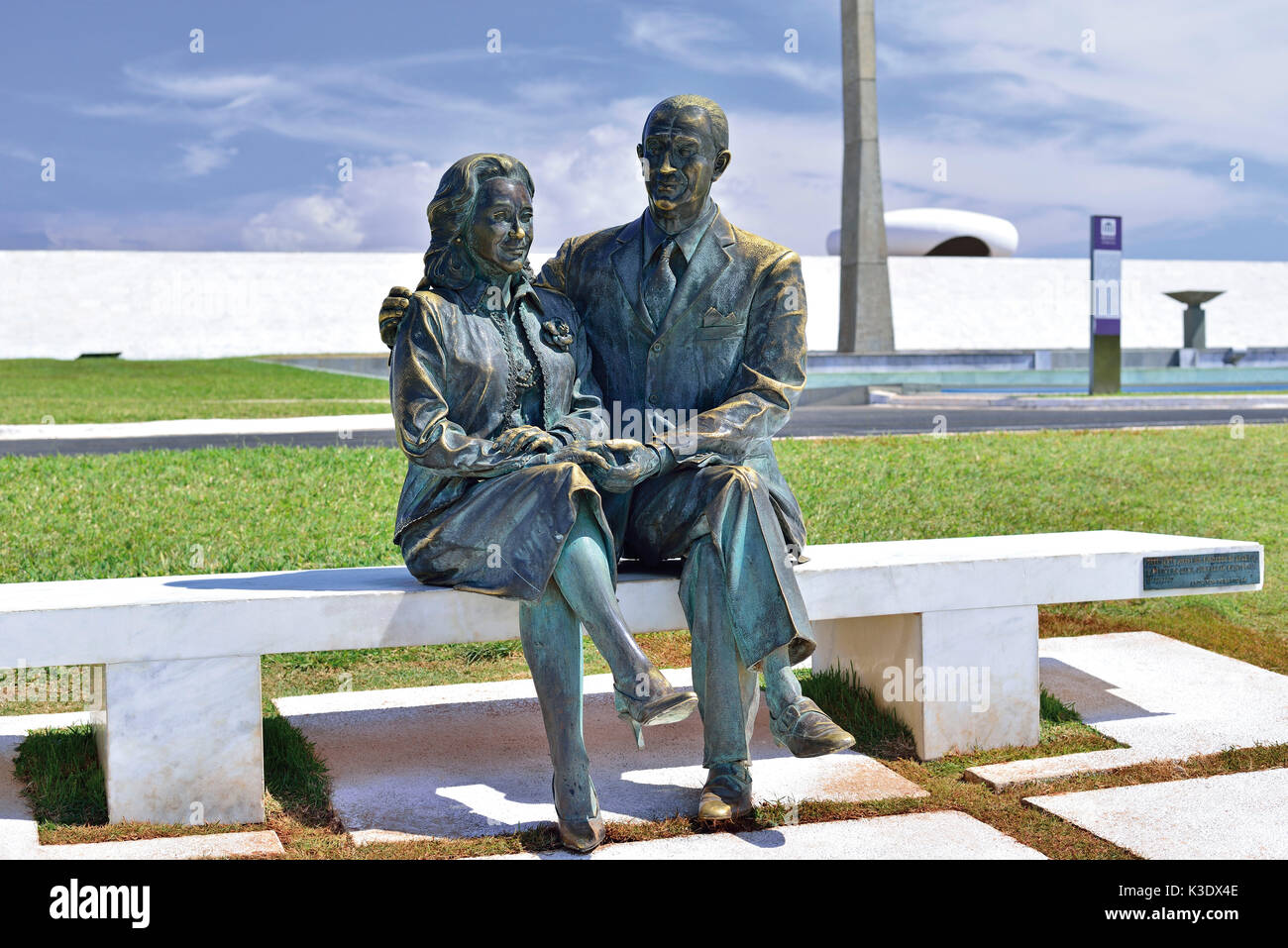Brésil, Brésil, couple présidentiel Sarah et Juscelino Kubitschek en bronze moulé sur un banc de parc en face du Mémorial JK, Banque D'Images