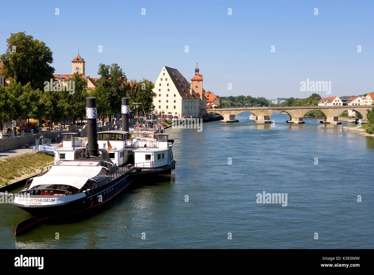 Regensburg, Danube Schifffahrts musée sur la rive Marc Aurel, Vieille Ville, pont de pierre, le sel grange avec porte de la ville, Banque D'Images