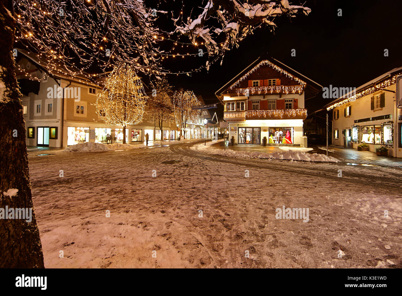 Garmisch-Partenkirchen hivernal par nuit, Banque D'Images