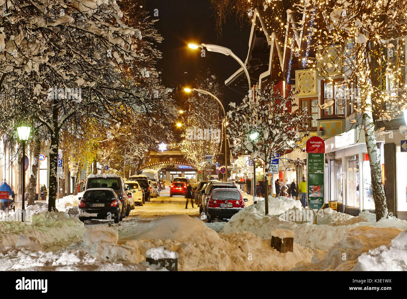 Garmisch-Partenkirchen hivernal par nuit, Banque D'Images