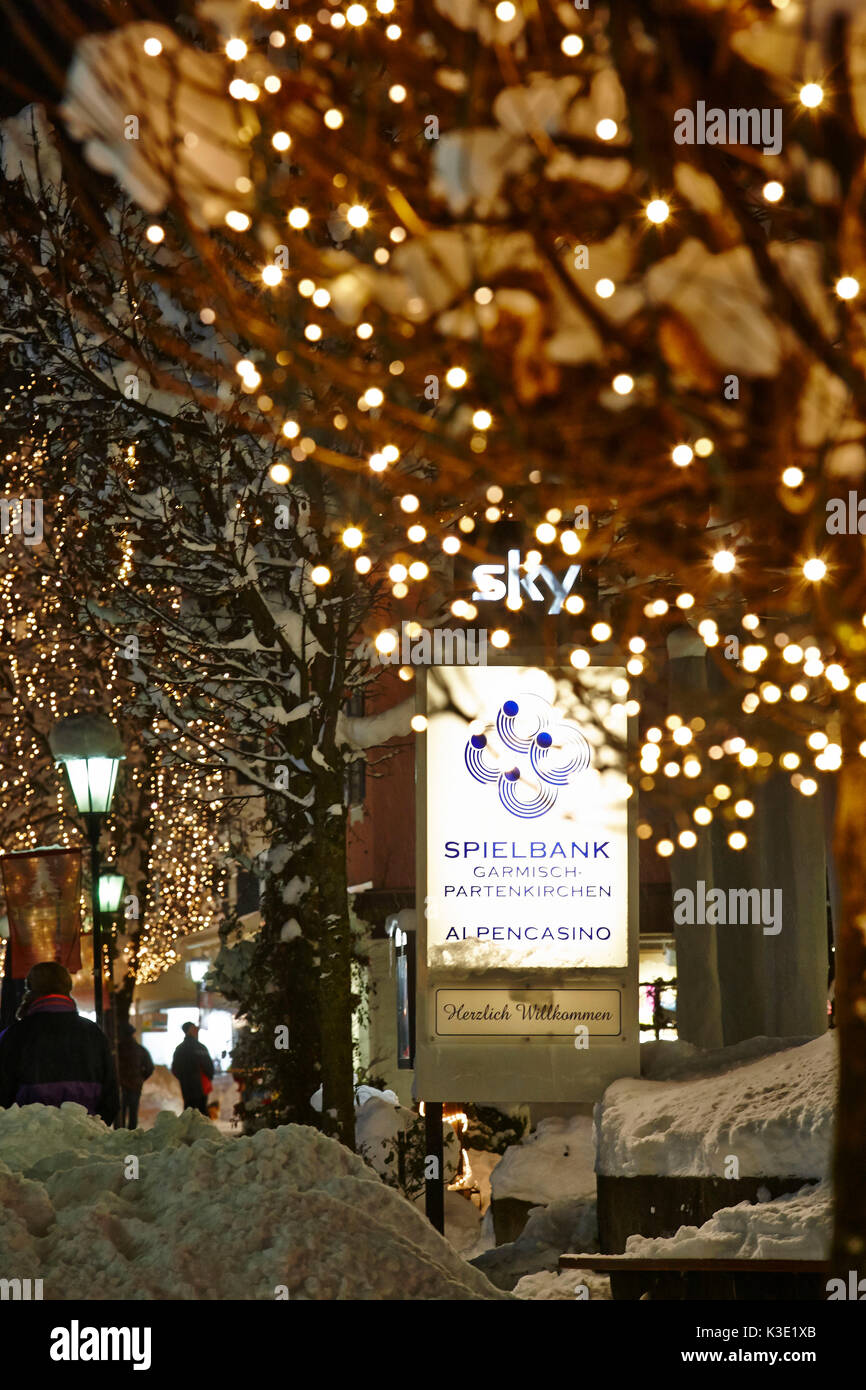 Garmisch-Partenkirchen hivernal par nuit, Banque D'Images