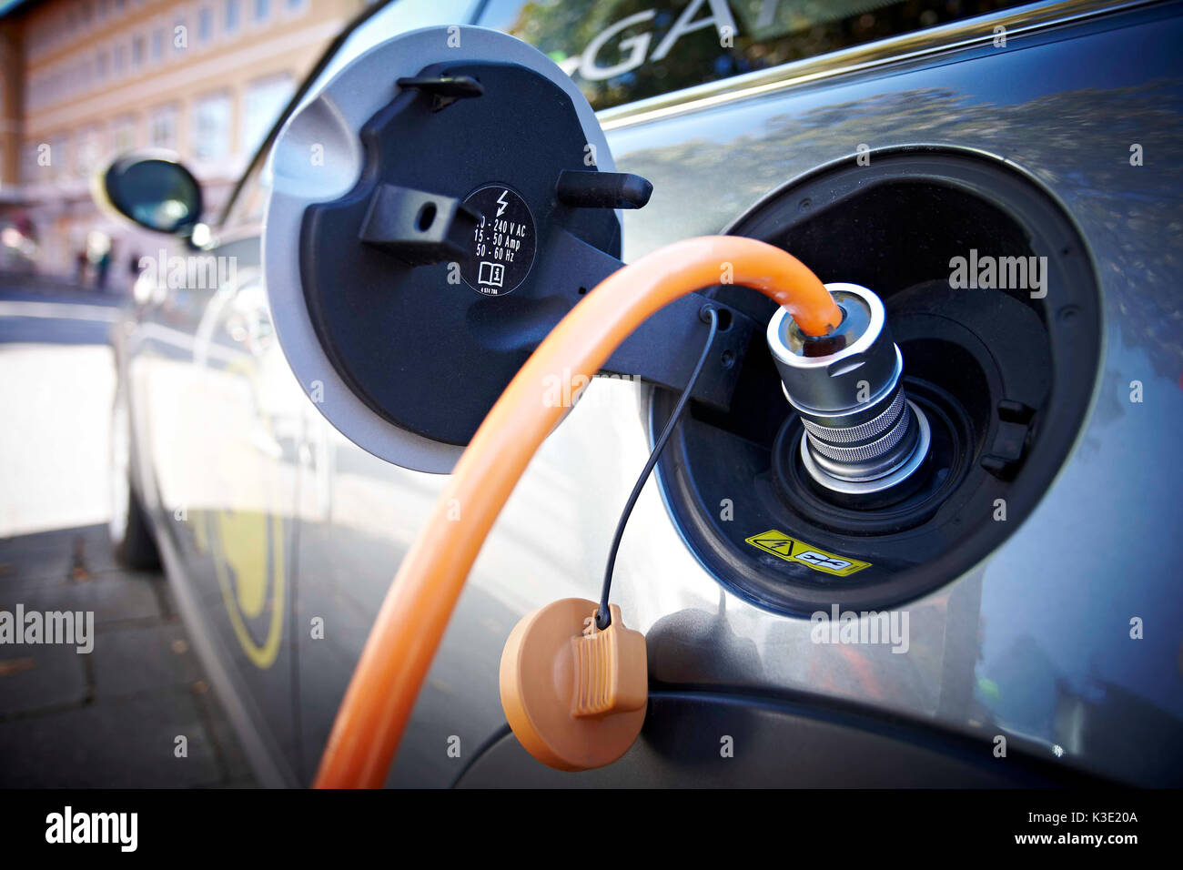La recharge d'une voiture, l'électricité Banque D'Images
