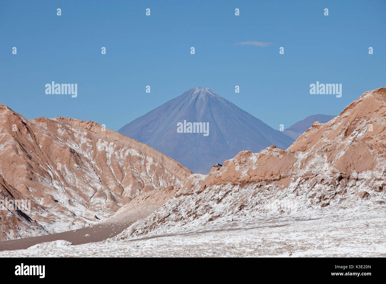 Le Chili, Valle de la Luna, des rochers, des gisements de sel, le volcan Licancabur, Banque D'Images