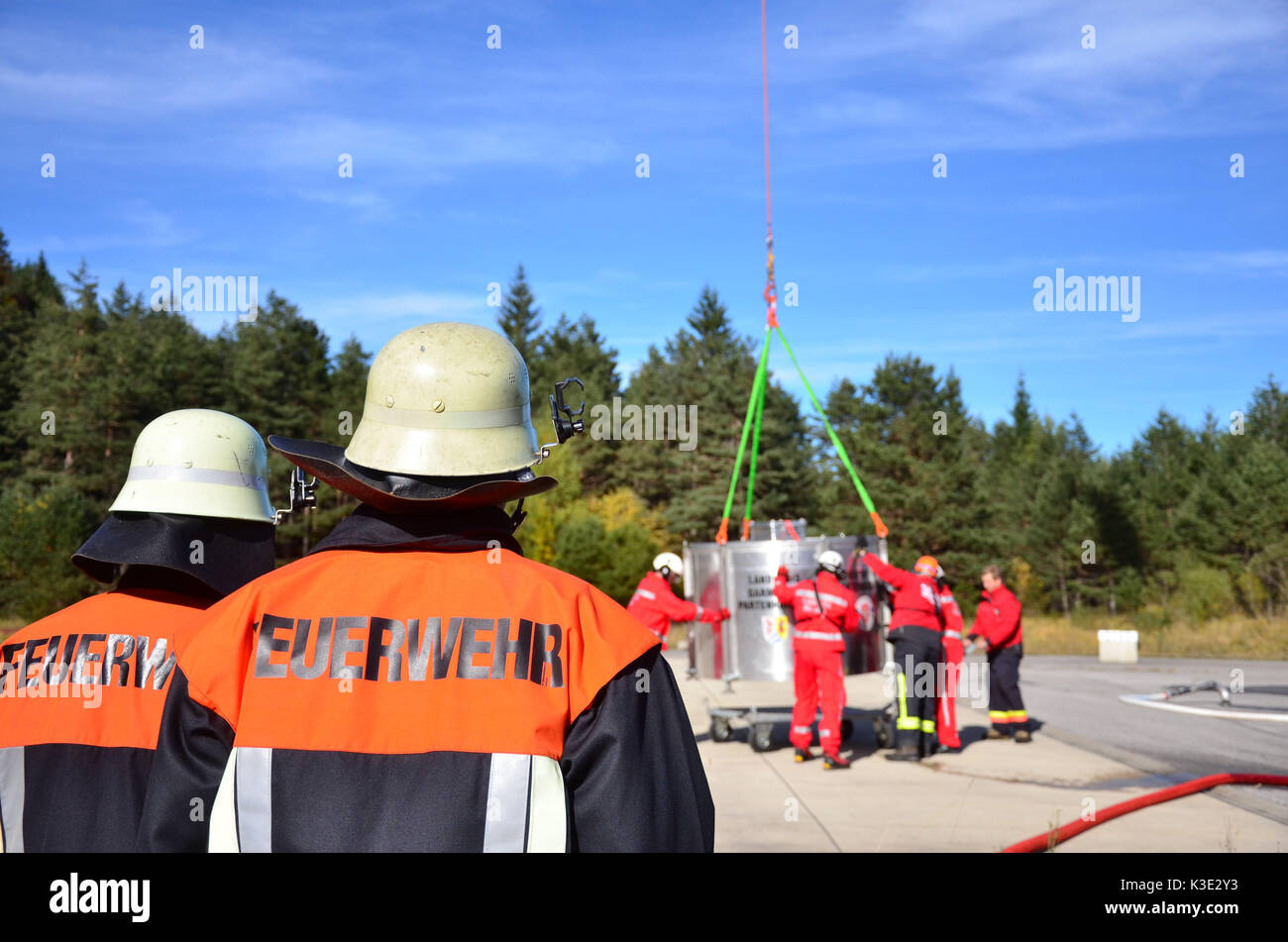 L'Allemagne, la vallée de l'Isar, pompiers, pratique, terrain d'atterrissage, l'eau de lutte contre l'incendie, de cas Banque D'Images