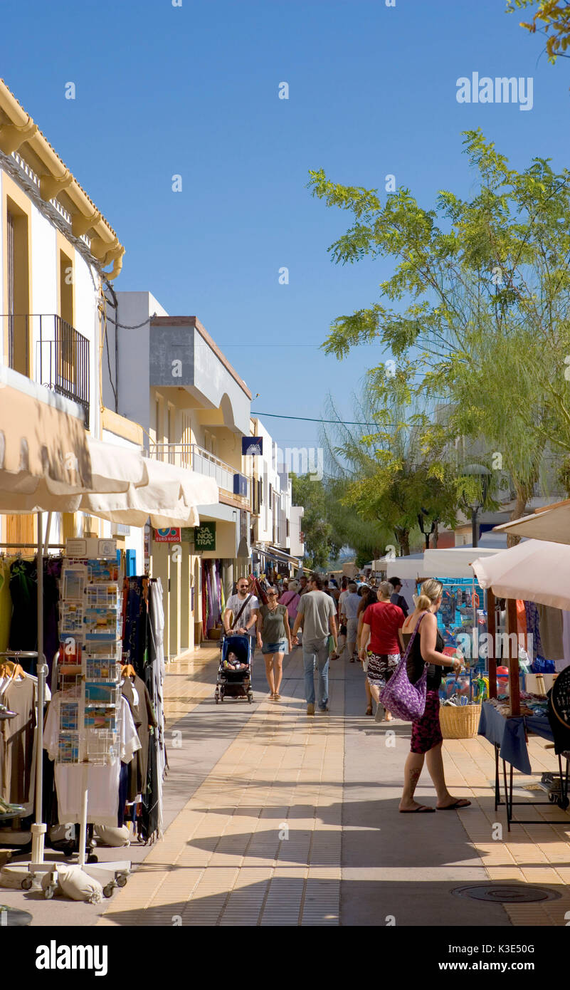 Sant Francesc de Formentera - Einkaufsstrasse - Touristen Banque D'Images