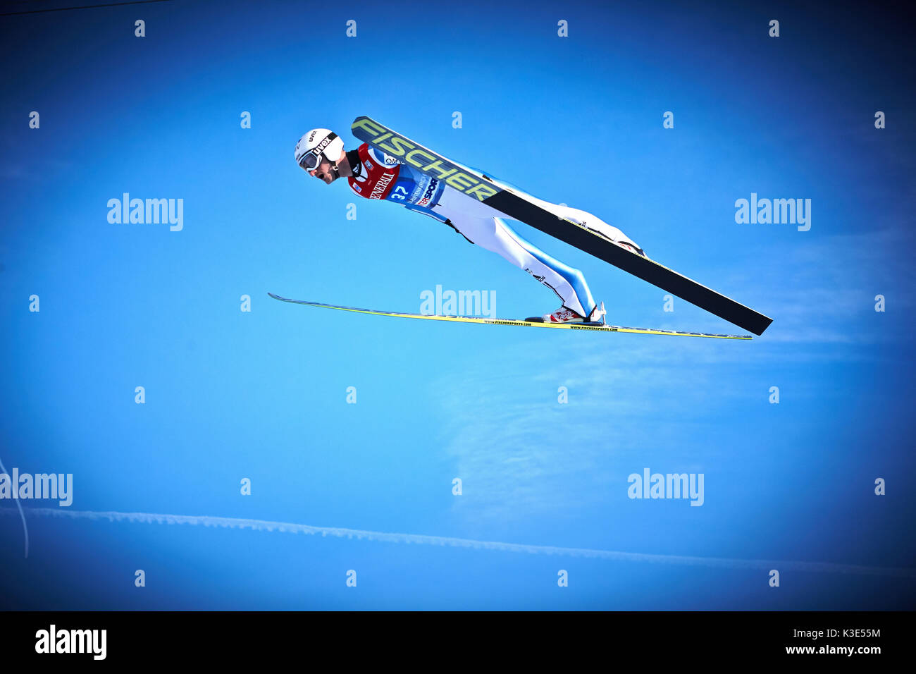 Dans le vol à ski en face de ciel bleu Banque D'Images