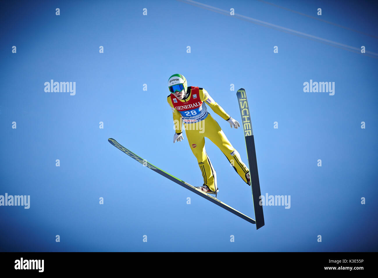 Dans le vol à ski en face de ciel bleu Banque D'Images