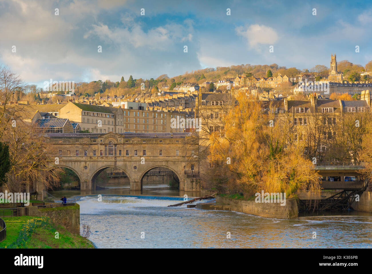 Bath City UK, vue sur la ville de Bath avec le pont Pulteney enjambant la rivière Avon au premier plan, Angleterre, Royaume-Uni. Banque D'Images