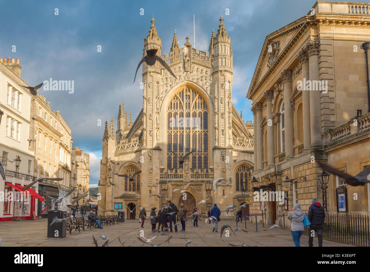 Abbaye de Bath UK, vue sur l'extrémité ouest de l'abbaye de Bath au centre de la ville avec la salle de pompage et l'entrée aux bains romains sur la droite, Angleterre. Banque D'Images