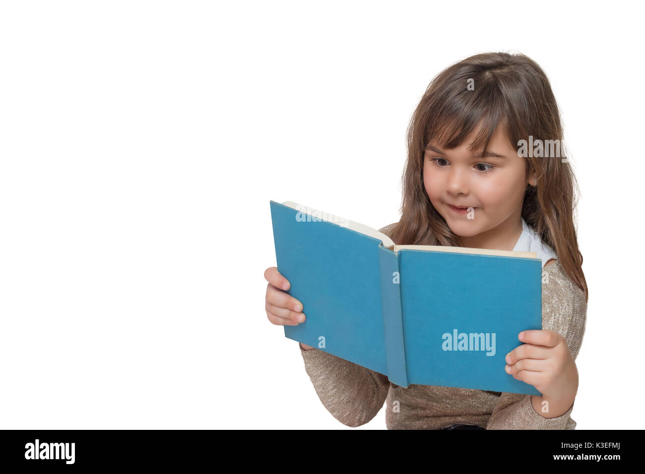 Vue avant de longs cheveux surpris little girl holding et la lecture d'un livre. Tout est sur le fond blanc. Banque D'Images