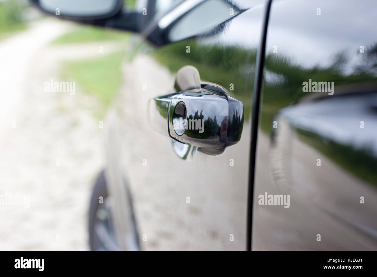 Un gros ou détail de la poignée de porte noire sur un véhicule ou voiture, avec une serrure ou trou de serrure Banque D'Images