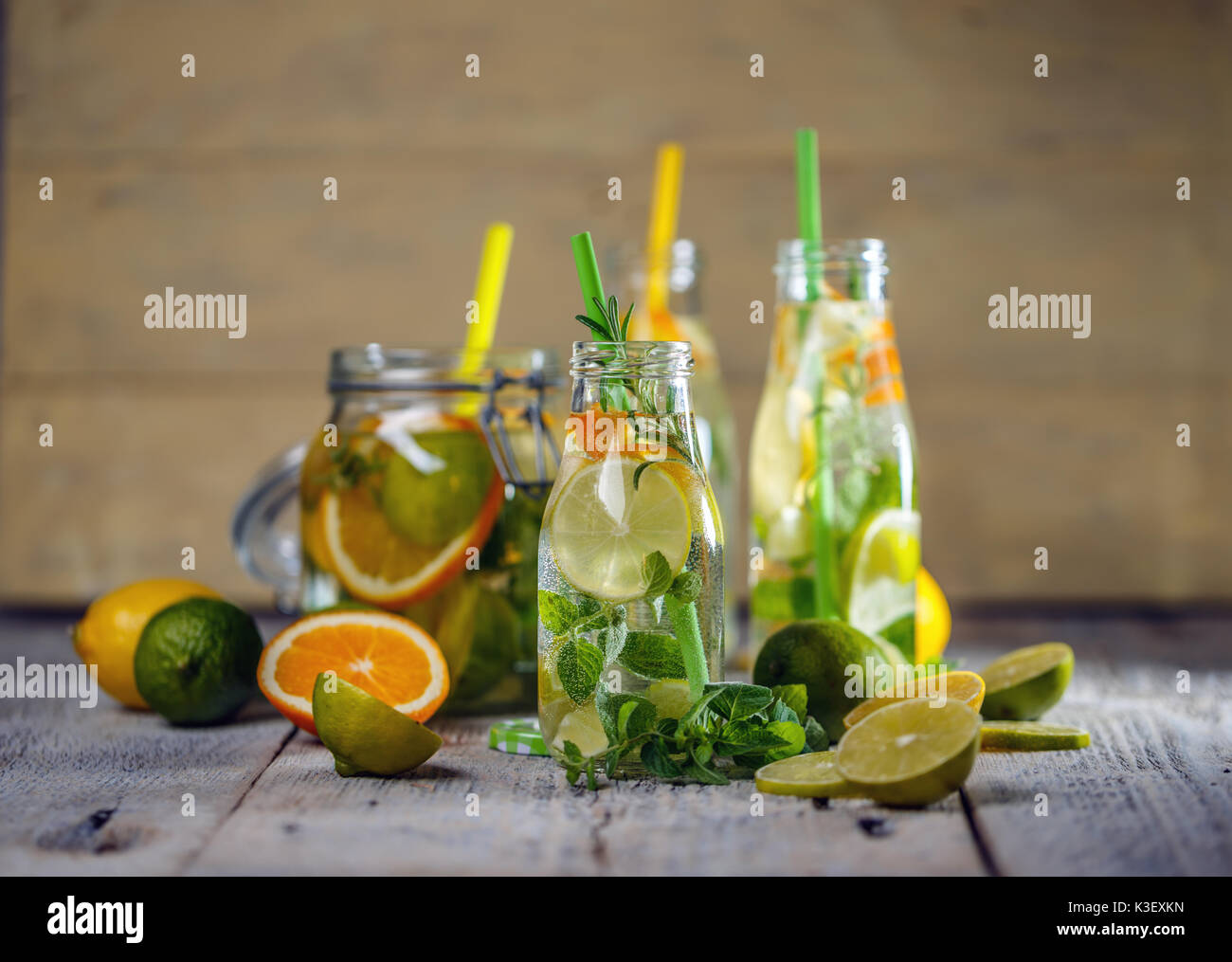 L'eau de citron avec des citrons, limes et de feuilles de menthe Banque D'Images