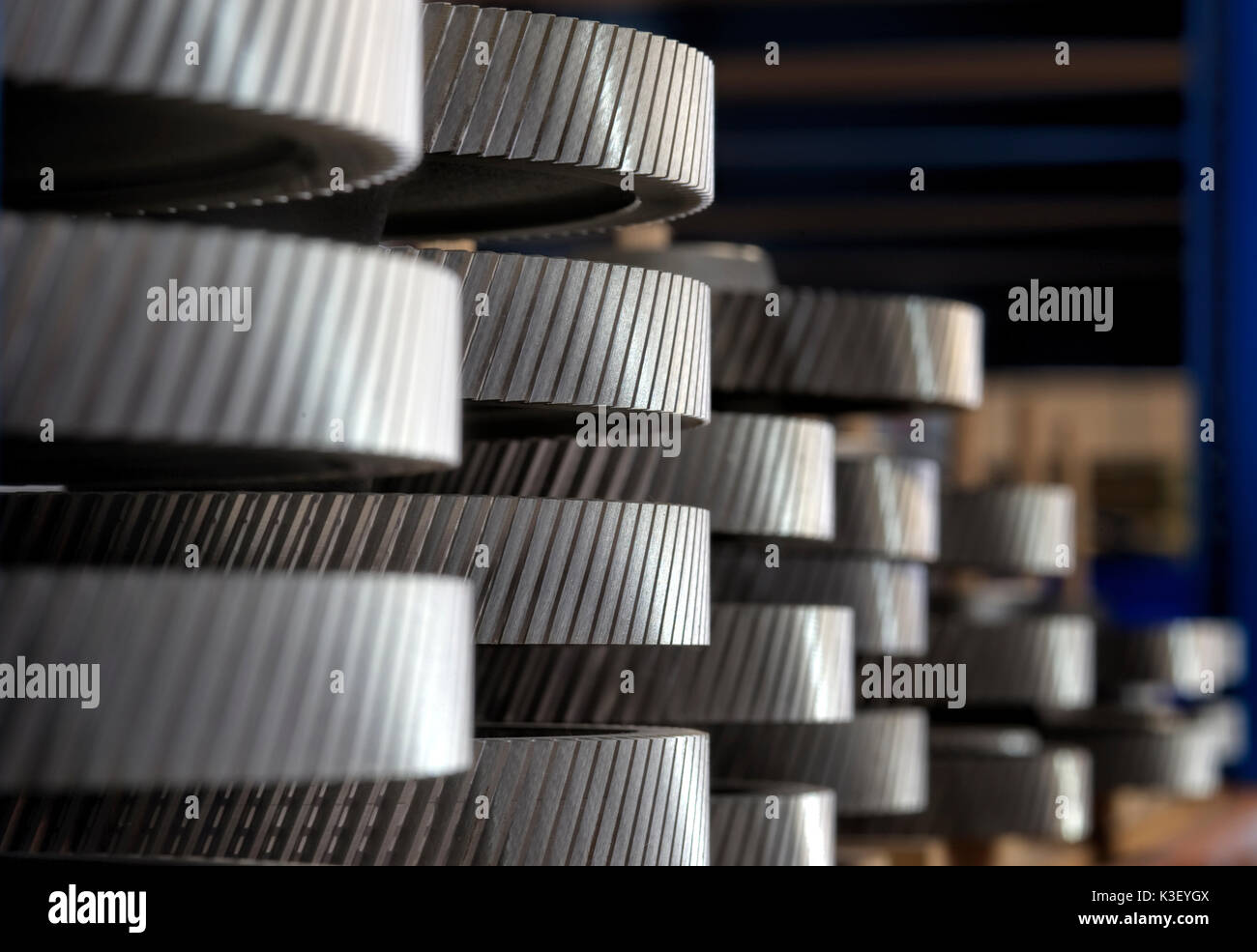 Roues d'engrenage hélicoïdal utilisé dans la fabrication de trains d'engrenages industriels pour des applications industrielles et des moteurs gaine PVC. Banque D'Images