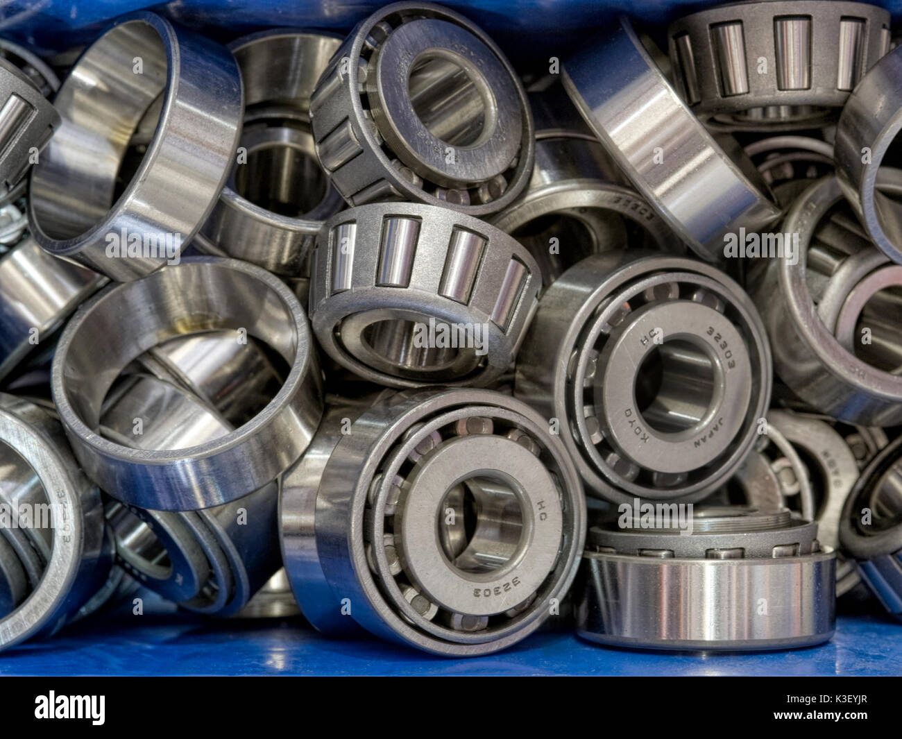 Une boîte de rangement de roulements à rouleaux coniques utilisés dans la fabrication de trains de pignons Banque D'Images
