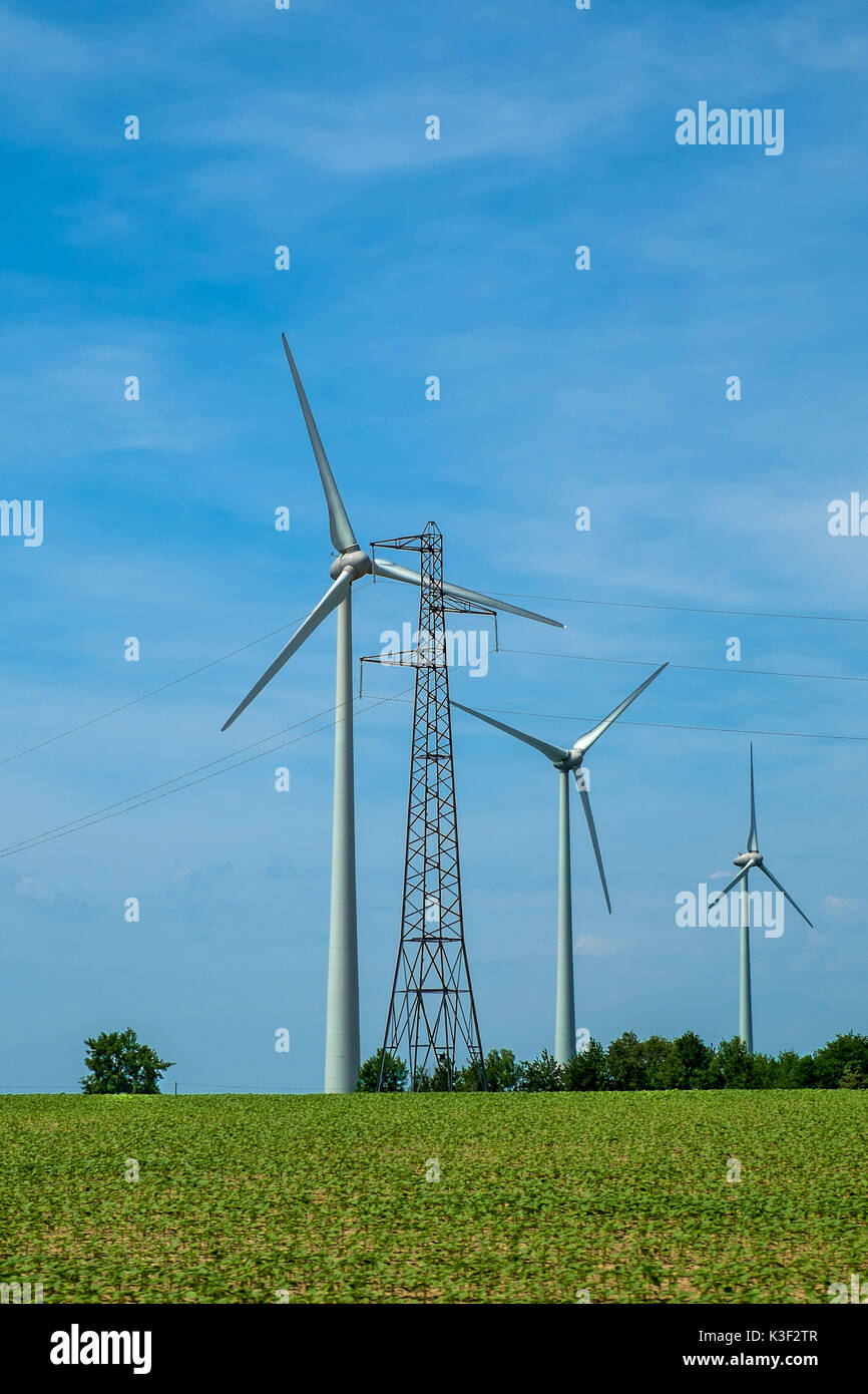 Les turbines éoliennes et de l'électricité pylône - France. Banque D'Images