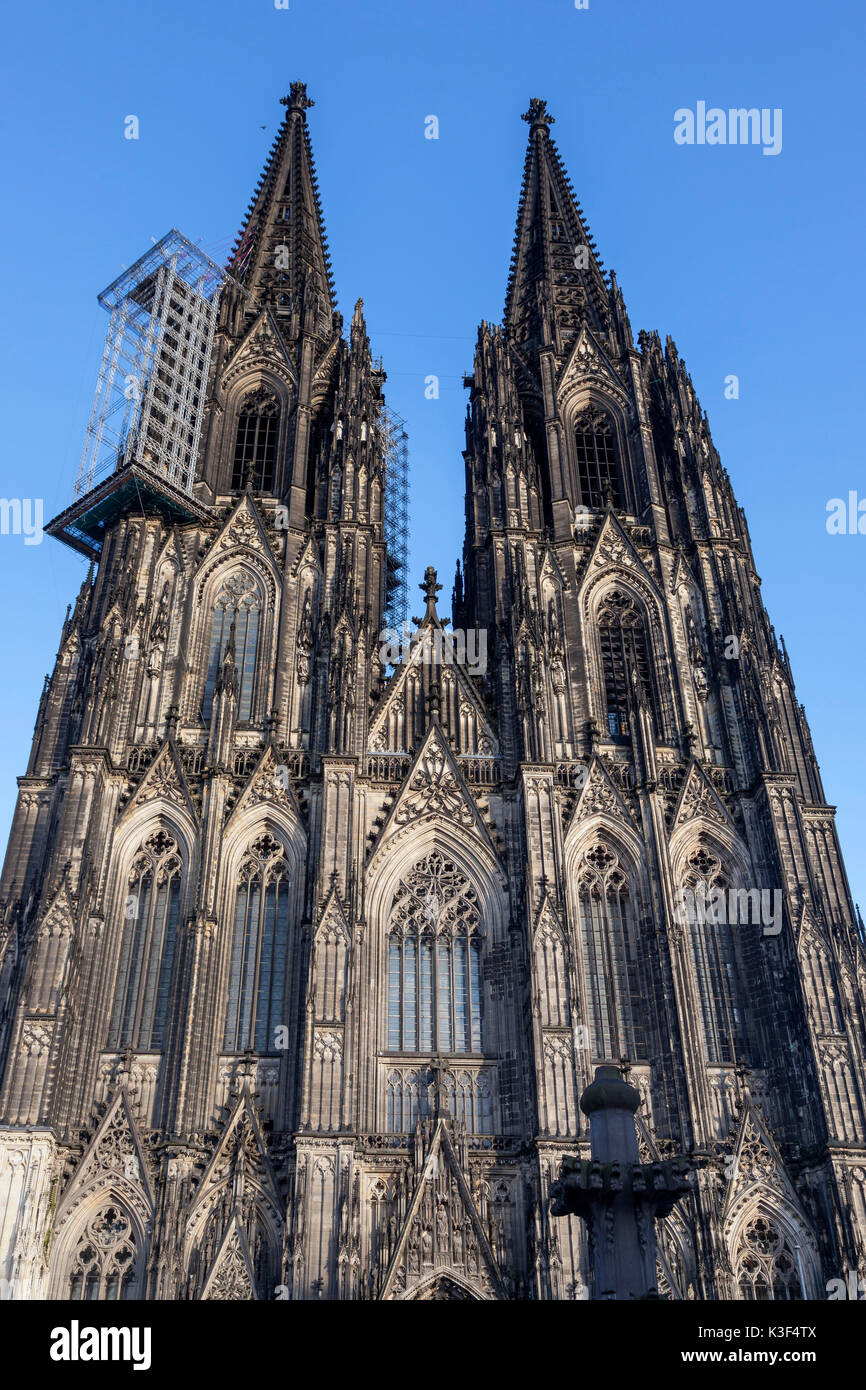 De l'extérieur de la cathédrale de Cologne, Cologne, Rhénanie du Nord-Westphalie, Allemagne, Europe Banque D'Images