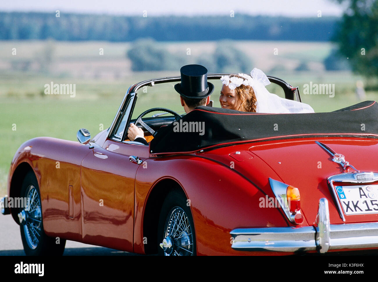 Wedding couple red cabriolet Banque D'Images Wedding couple red cabriolet Banque D'Images