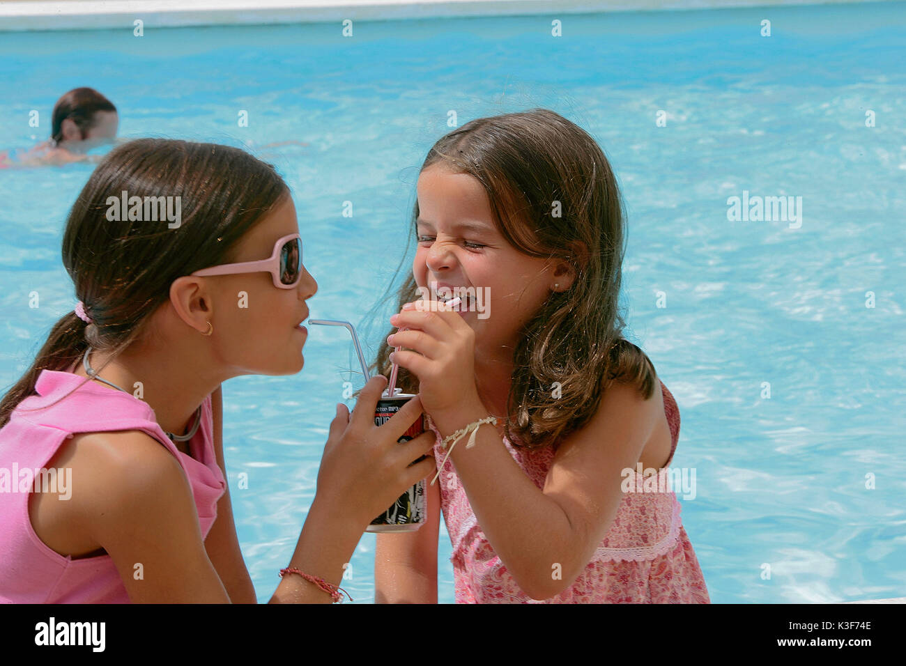 Deux jeunes filles boivent de l'étain Banque D'Images