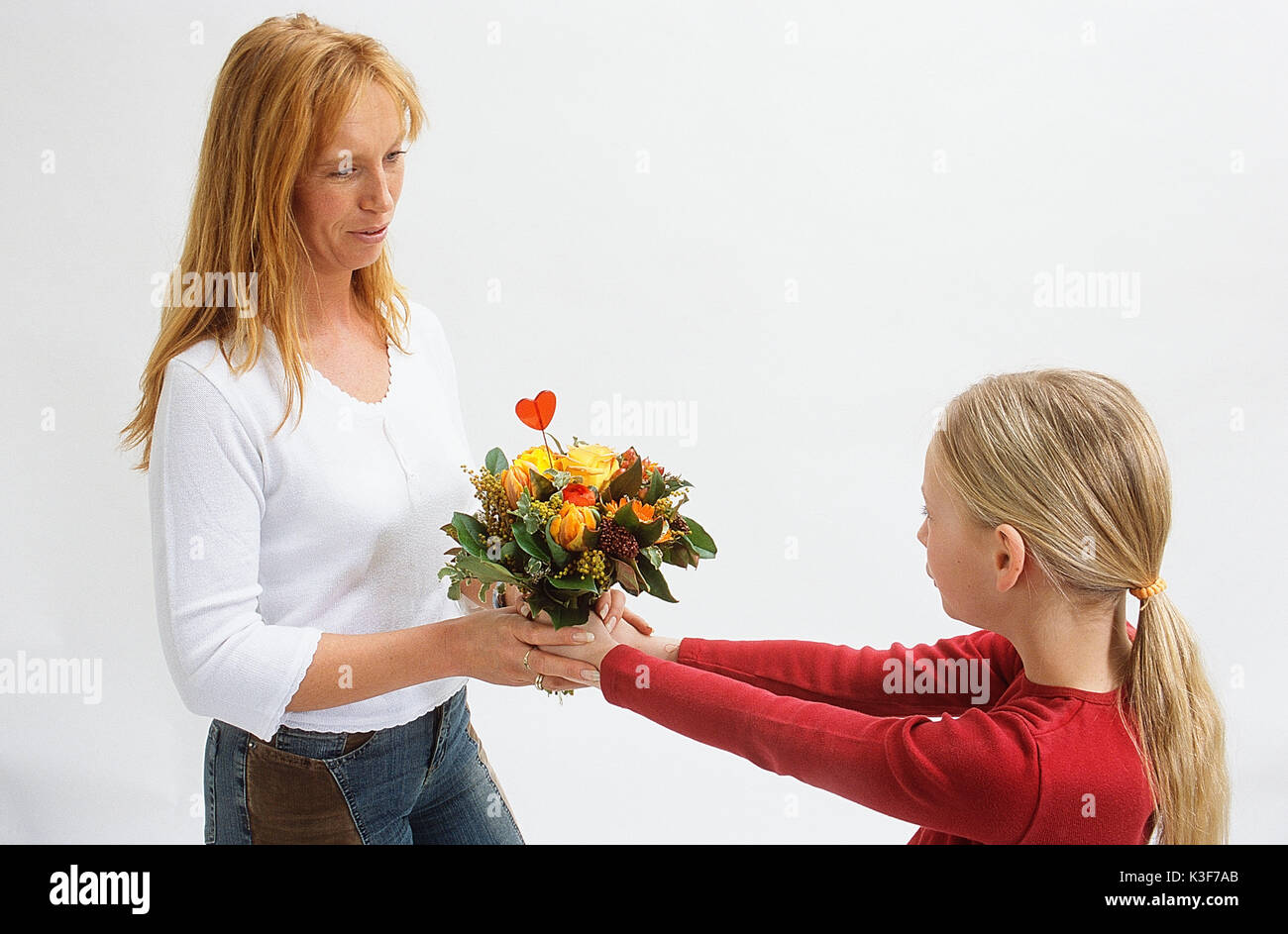Fille mains un bouquet pour la Fête des mères à l'écrou Banque D'Images
