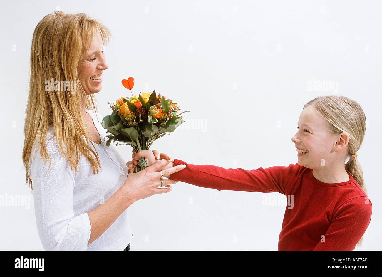 Fille mains un bouquet pour la Fête des mères à l'écrou Banque D'Images