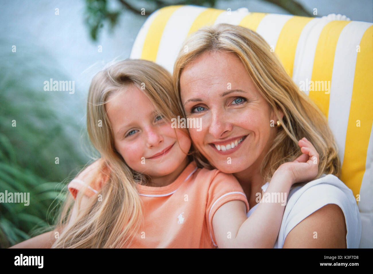 Jeune maman avec petite fille blonde Banque D'Images