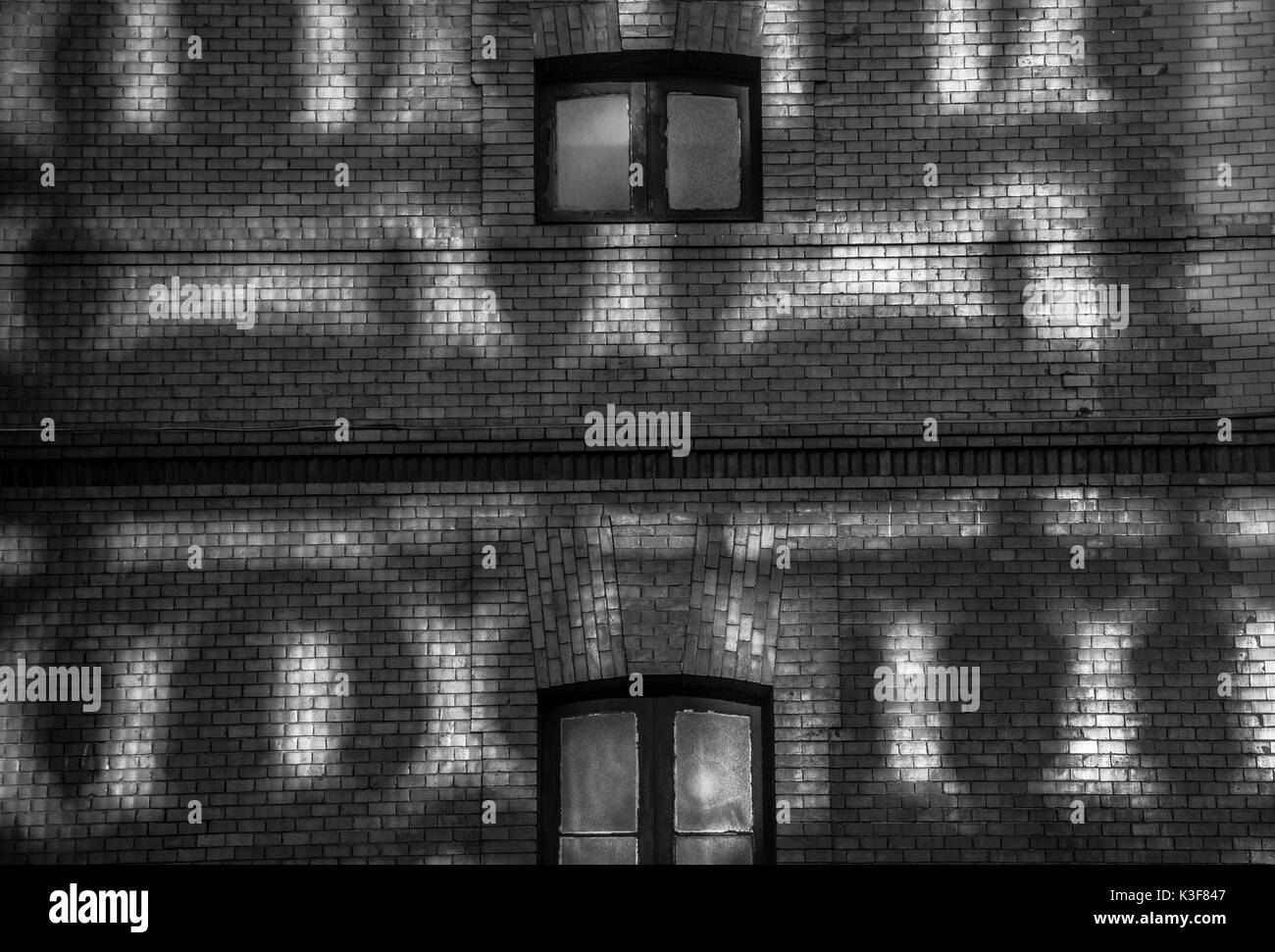 Ombre et lumière sur le mur du bâtiment en brique Banque D'Images