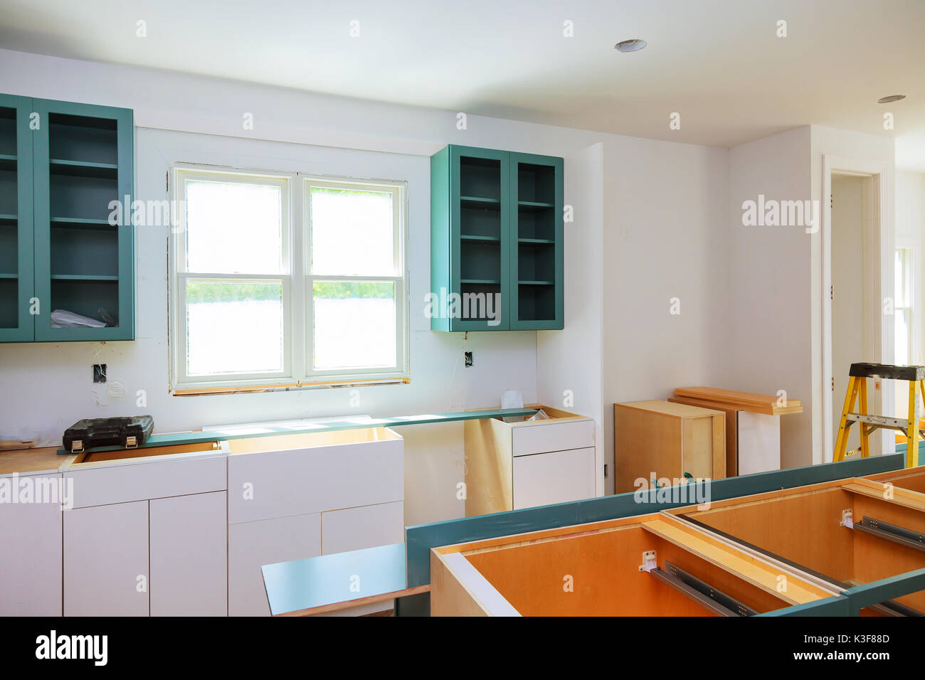 Installé De nouvelles armoires de cuisine en bois avec décoration moderne en acier inoxydable Banque D'Images