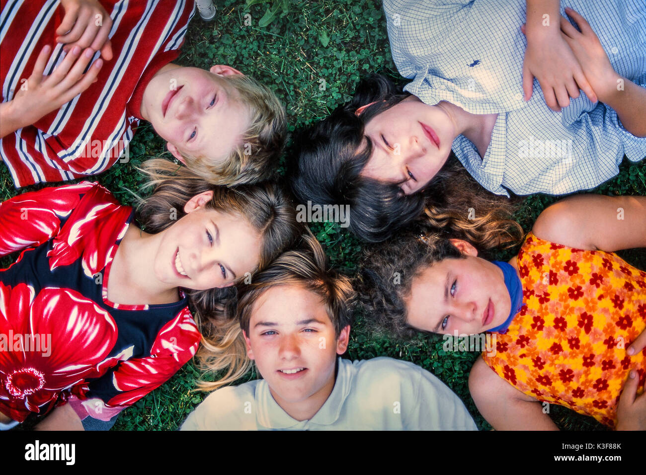 Couché sur le sol groupe enfants / d'adolescents à partir de la vue d'ensemble Banque D'Images