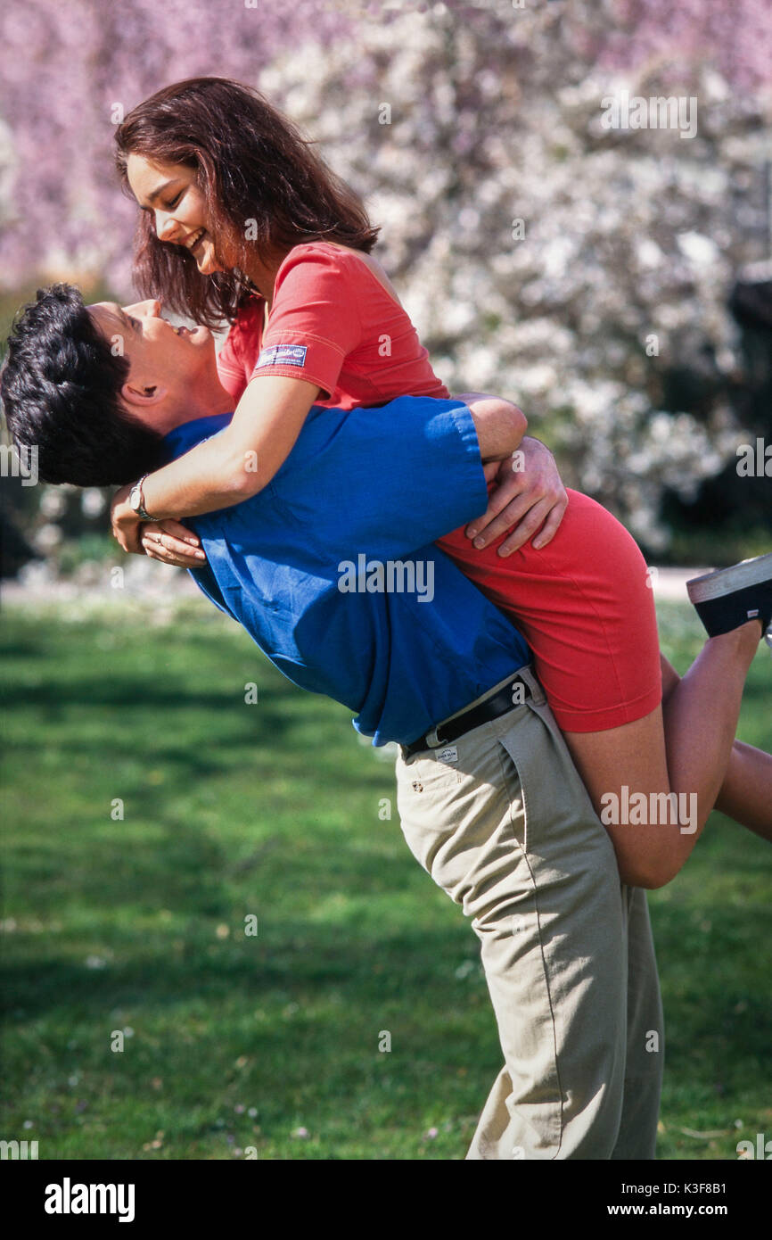 Couple embrasse dans le jardin, l'homme femme, remontées mécaniques Banque D'Images
