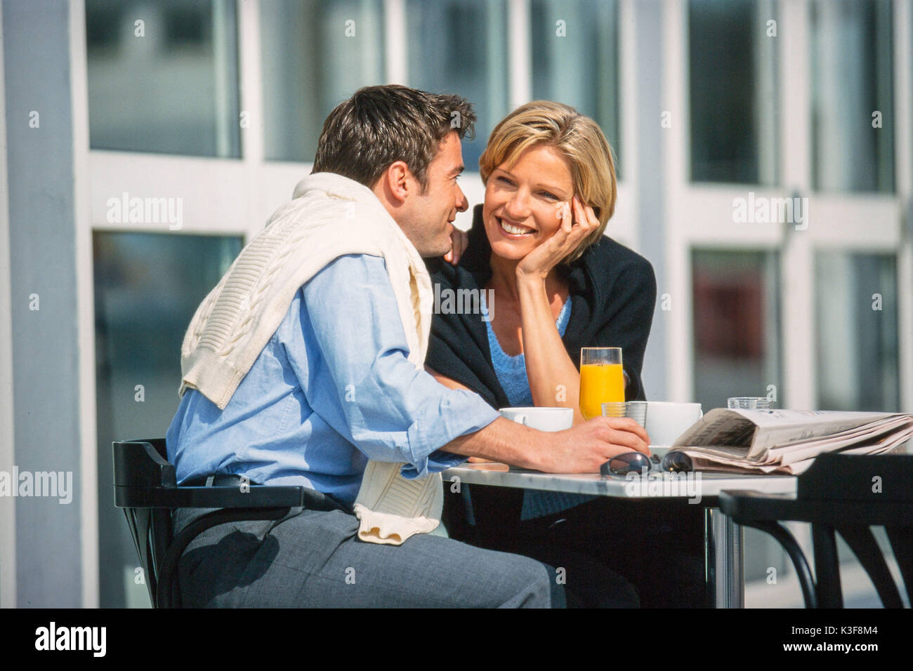 Jeune couple dans le café de la rue Banque D'Images