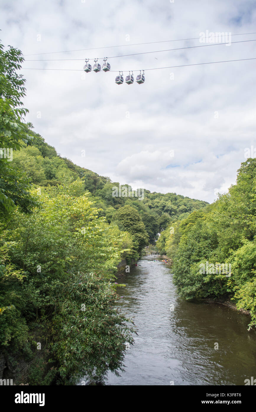 Cable Cars depuis les hauteurs d'abraham, même sur la rivière Derwent à Matlock Bath dans le Derbyshire UK Banque D'Images