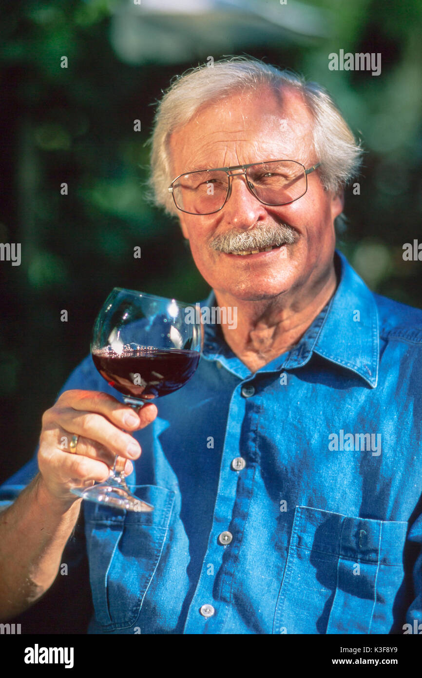 Vieil homme avec le verre de vin rouge Banque D'Images