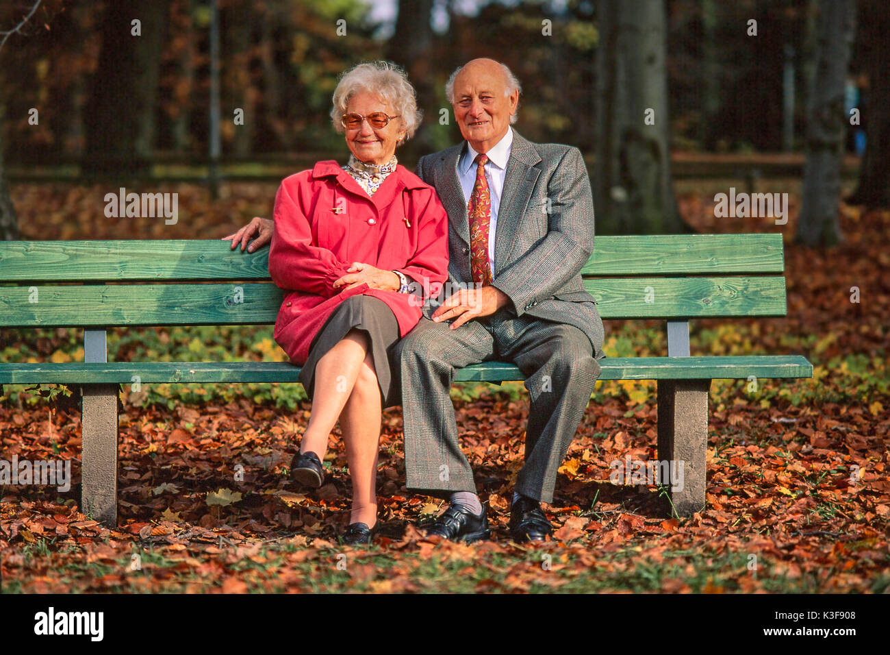 Couple de personnes âgées est assis ensemble sur un banc en bois à l'wood  Photo Stock - Alamy