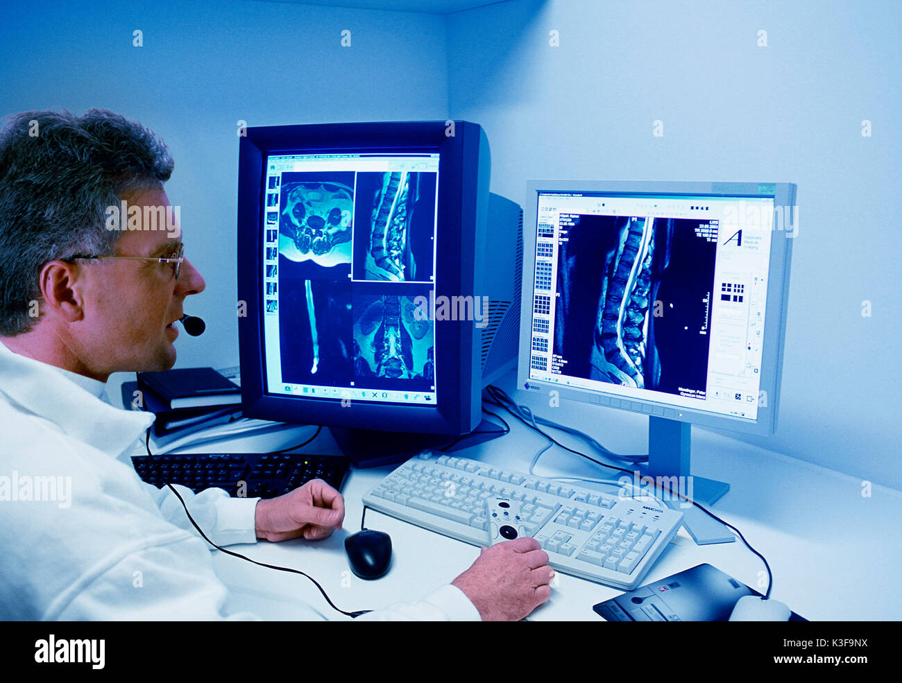 Médecin avec diagnostic MRT Banque D'Images