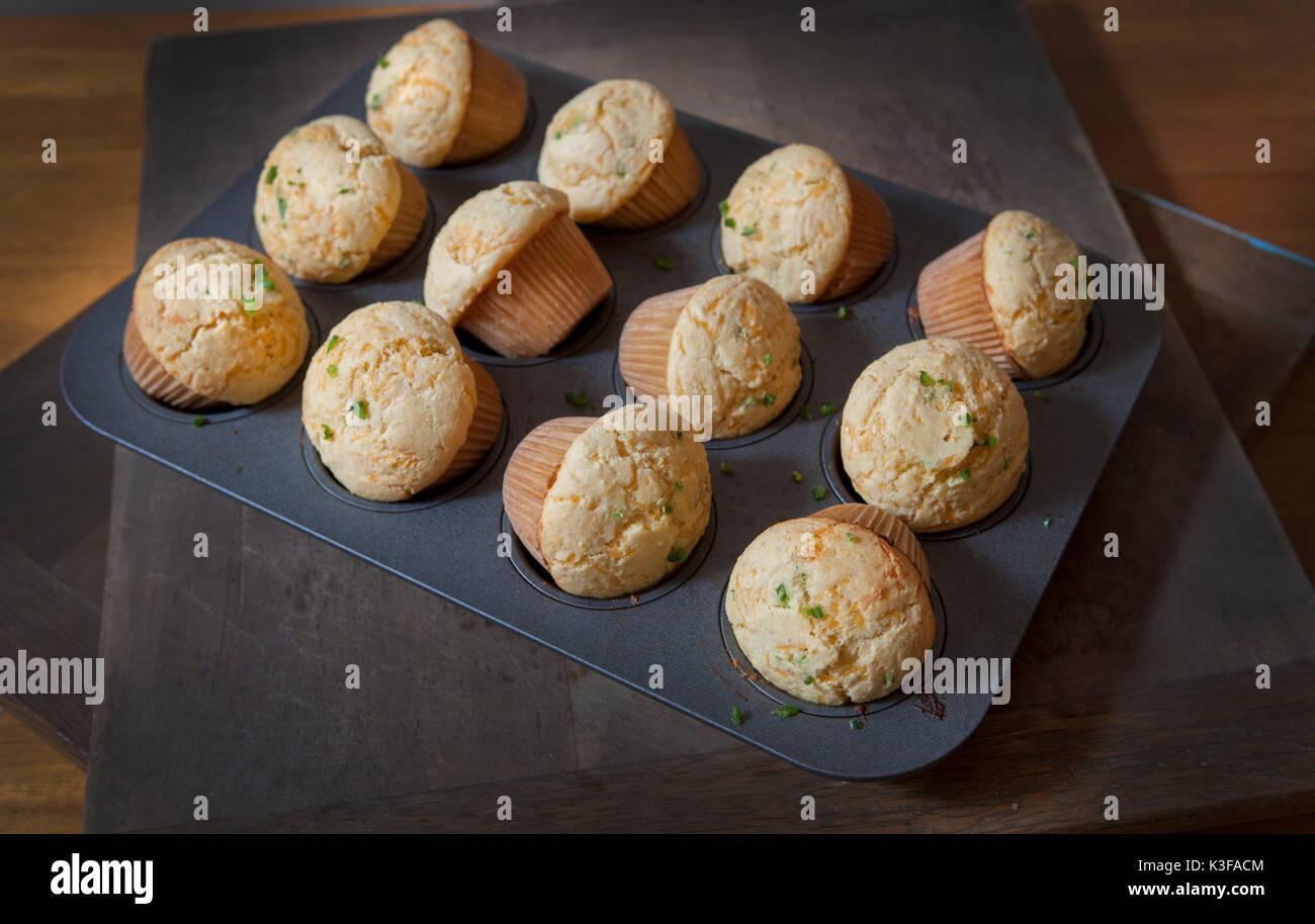 Muffins au maïs avec jalapeño dans la boîte de muffins Banque D'Images