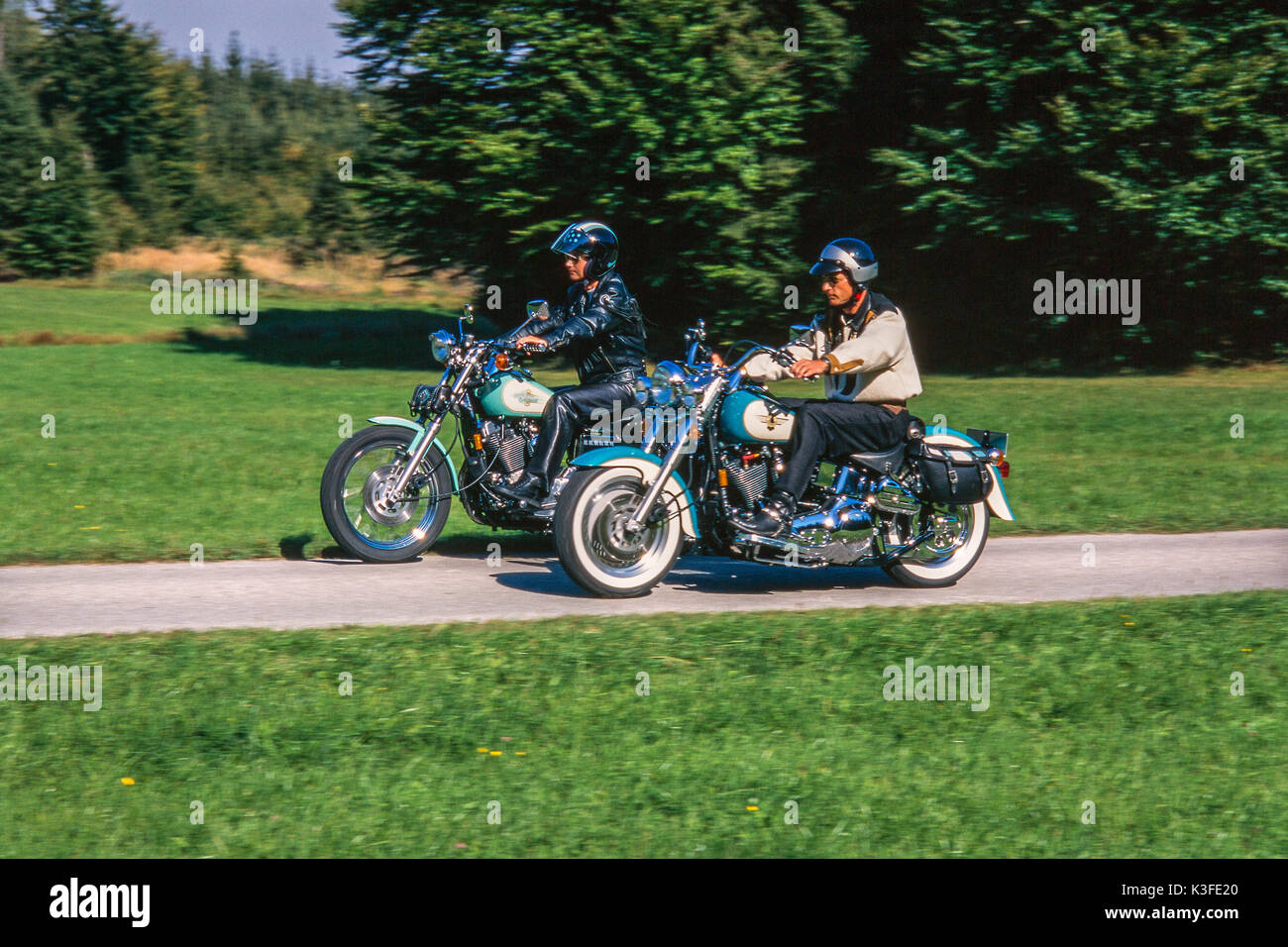 Couple harley davidson Banque de photographies et d’images à haute ...