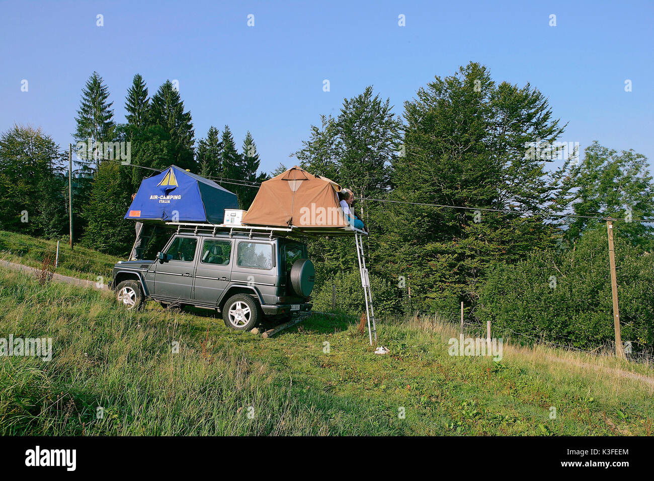 Tente de toit sur le véhicule utilitaire sport Photo Stock - Alamy