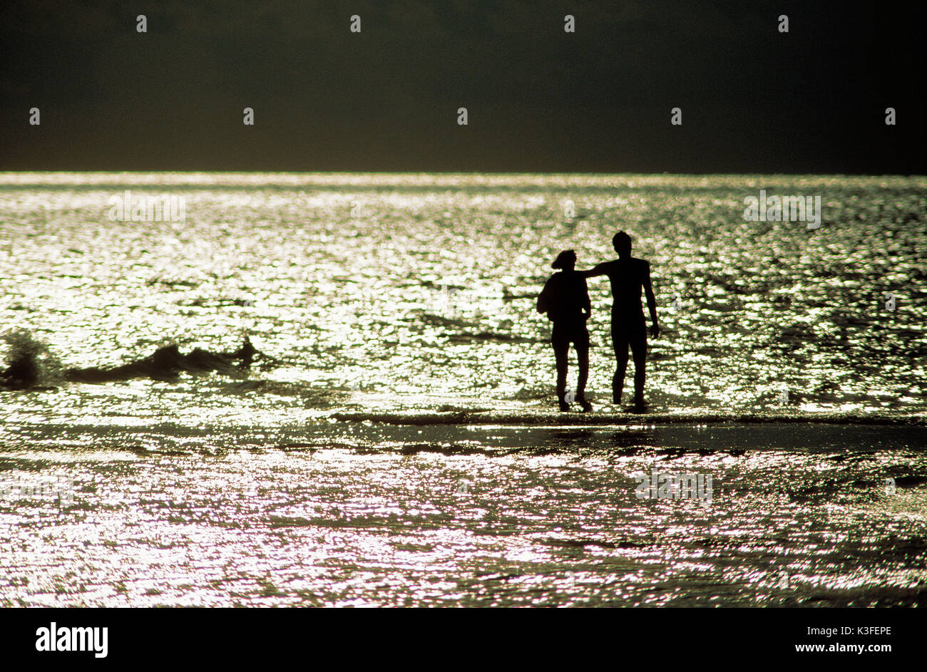 Couple se présente pour une promenade à la plage Banque D'Images