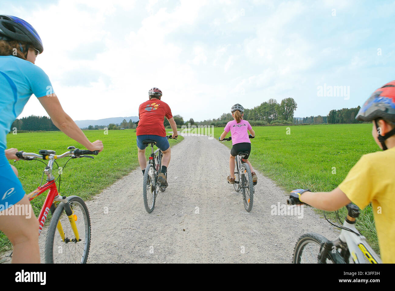 Alors que la famille cycliste au pays Tölzer, Haute-Bavière Banque D'Images