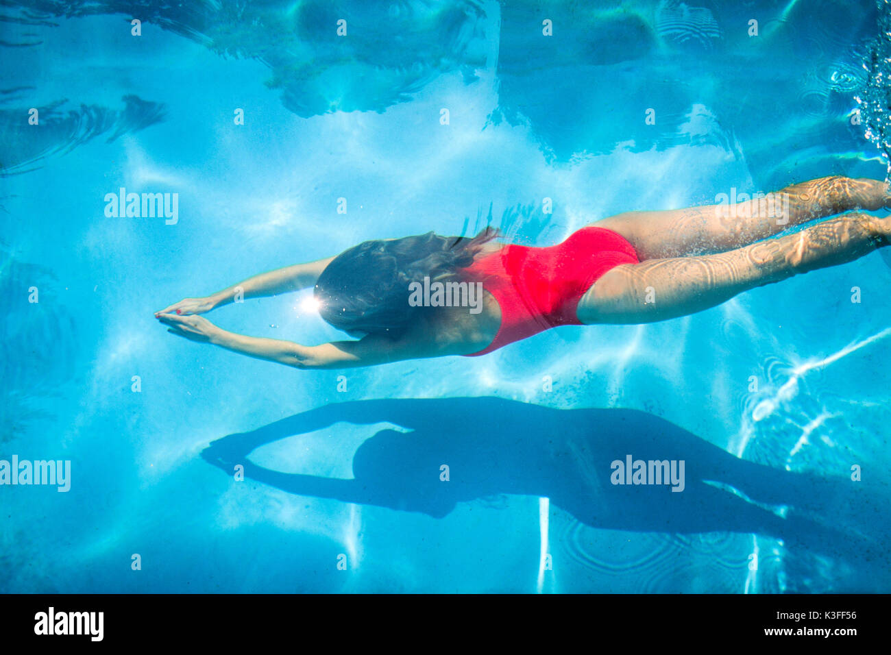 Femme plongées en piscine Banque D'Images