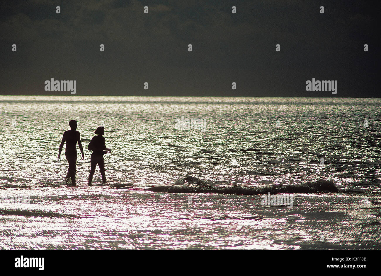 Couple se présente pour une promenade à la plage Banque D'Images