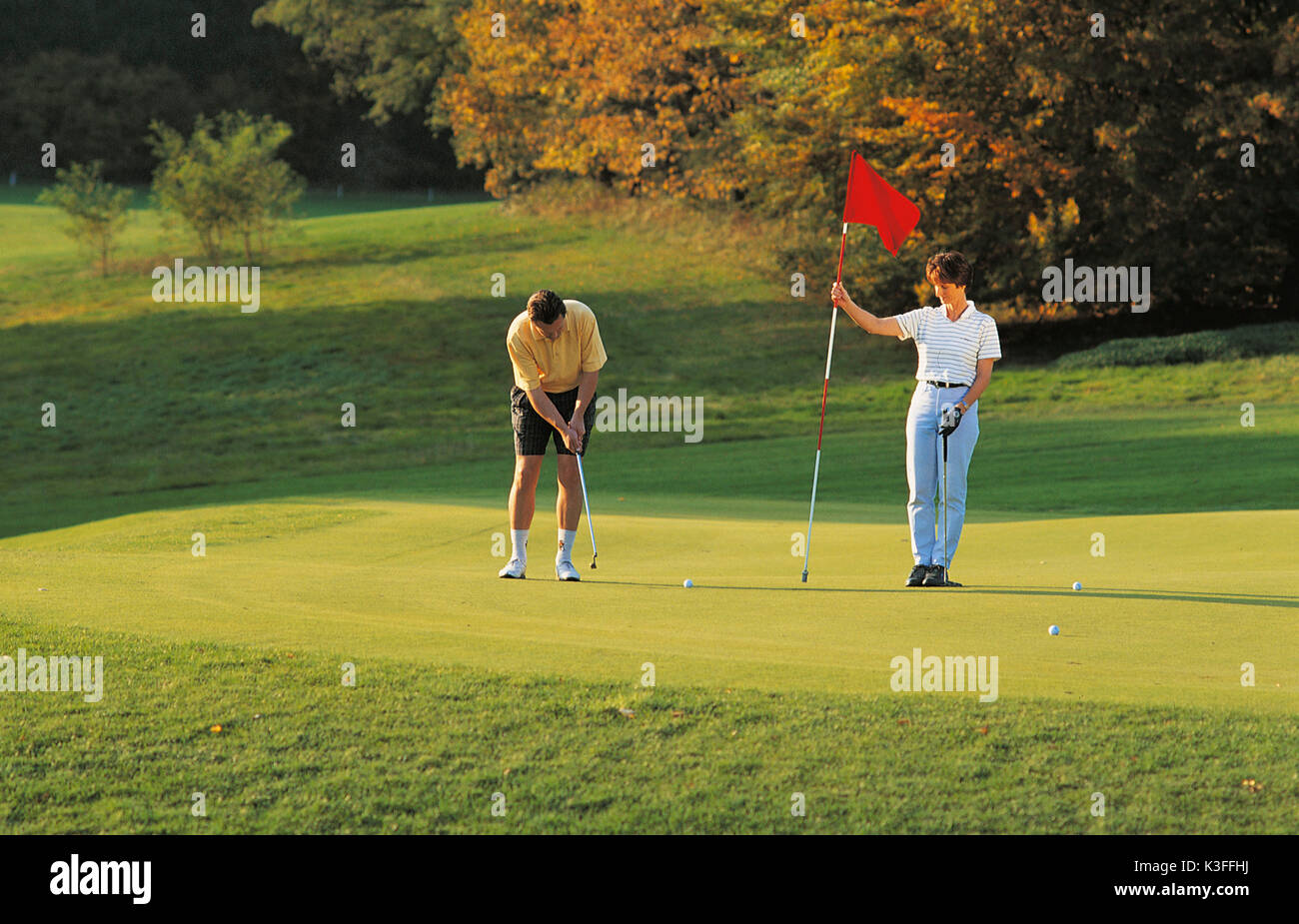Couple sur le cours de golf, golf club de Burgwalden Banque D'Images