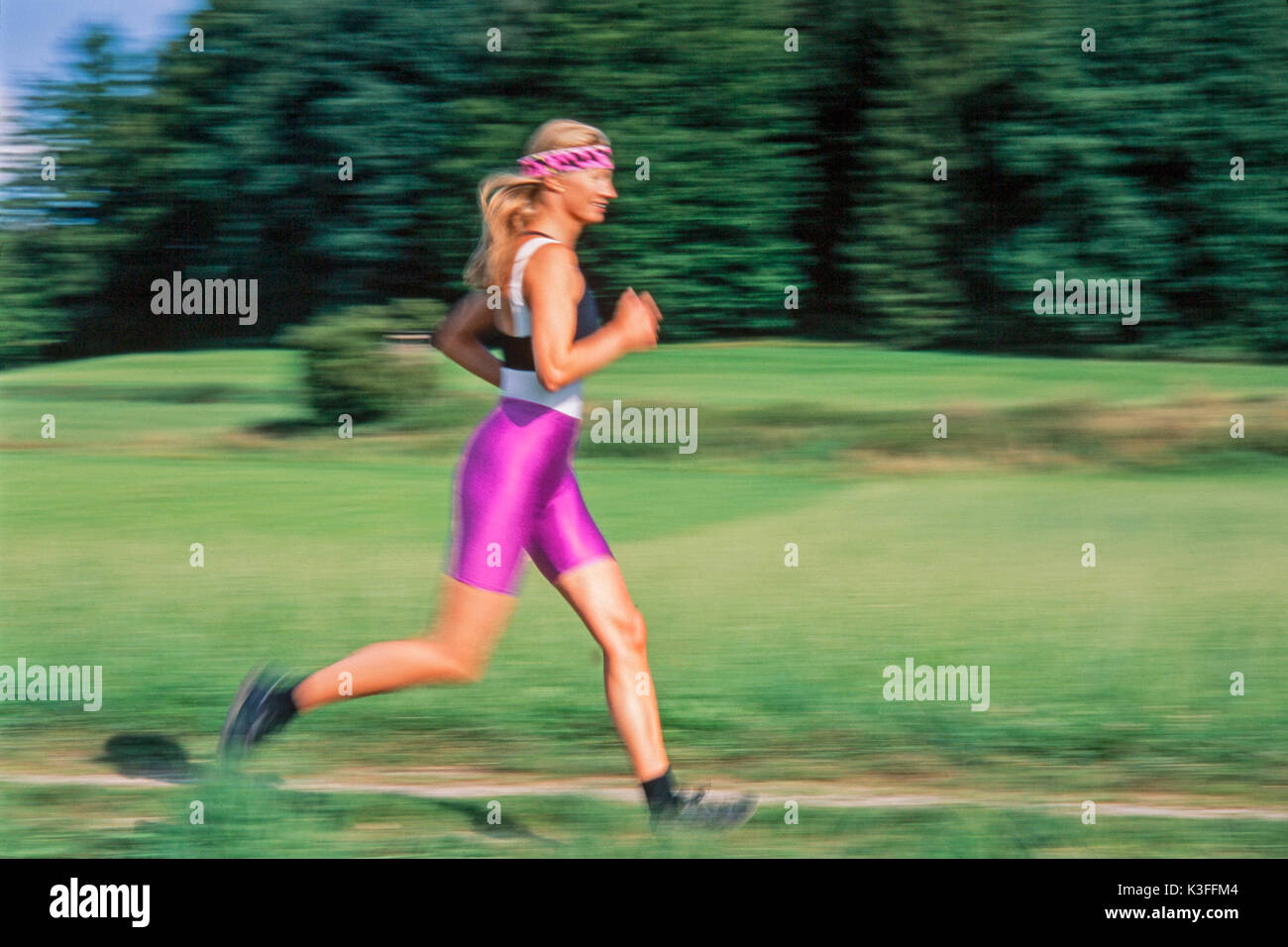 Femme blonde par le jogging Banque D'Images