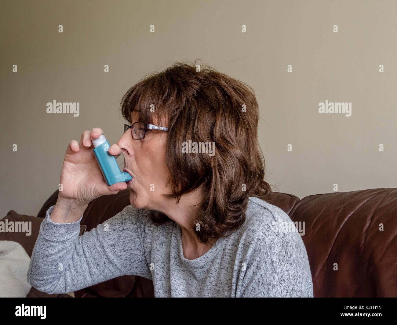 La haute dame mature à l'aide de l'aide à l'asthme en médecine respiratoire avec assisit Banque D'Images