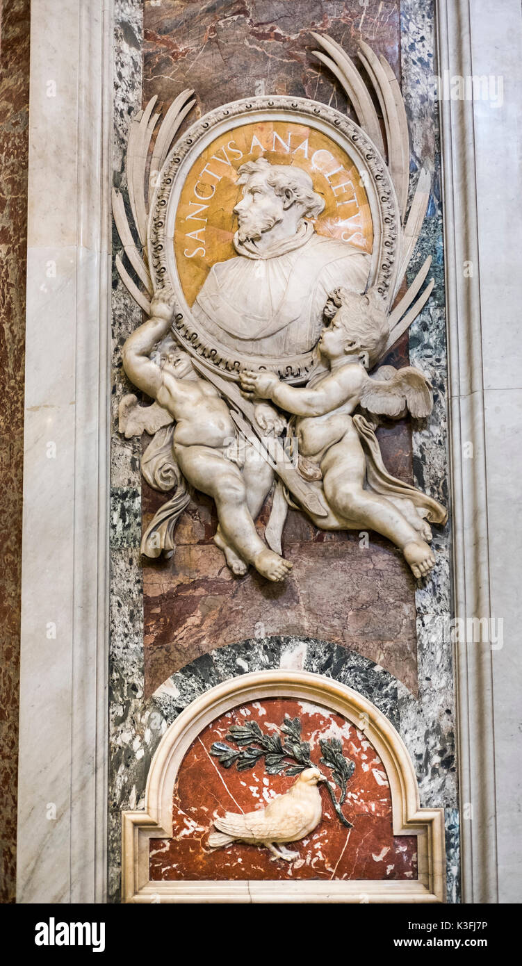 Médaillon montrant saint anacletus suspendue par des anges, St Peter's Basilica. Banque D'Images