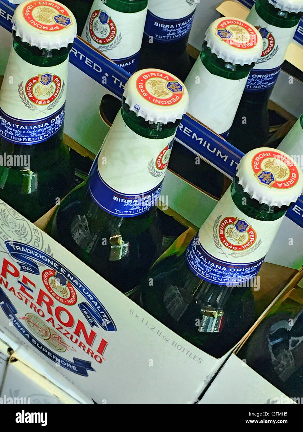 Les bouteilles de bière italienne Peroni, NYC, USA Banque D'Images