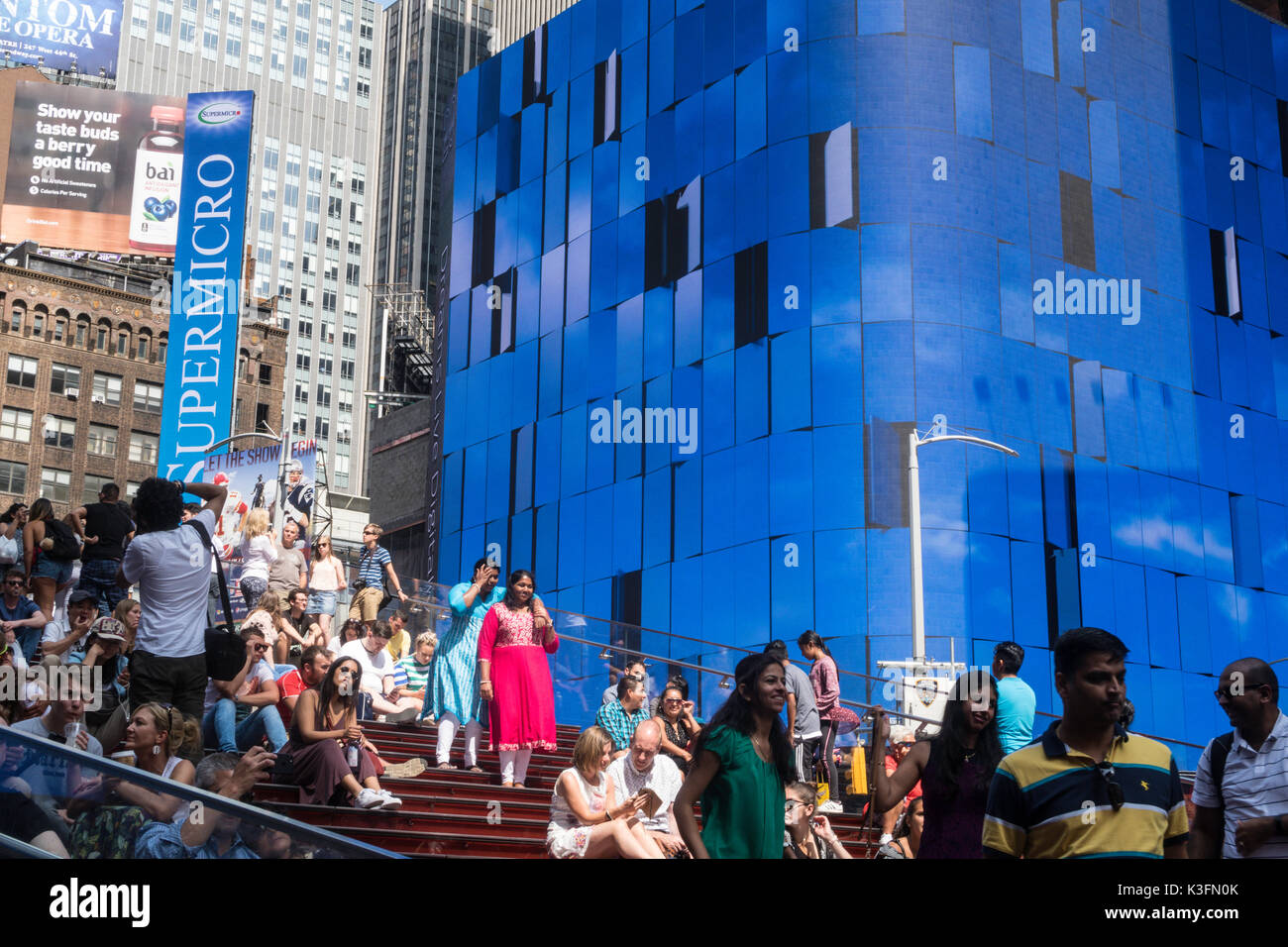 Voyant bleu allumé l'écran dans Times Square, NYC, usa Banque D'Images
