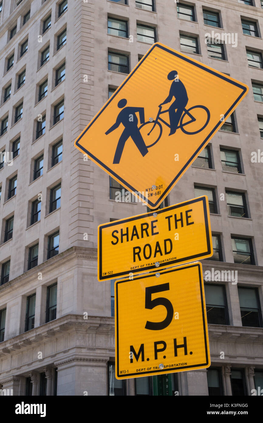 "Partager la route" 5 Mile par heure vitesse limite Signe, NYC, USA Banque D'Images