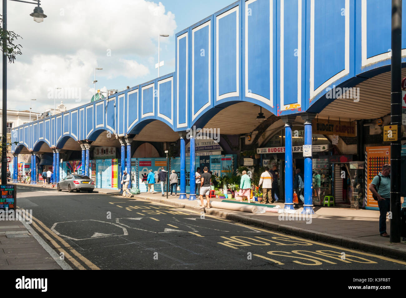 Les petites entreprises et commerces sous les arcades en fer Atlantic Road, Brixton. Aujourd'hui menacé avec re-développement. Banque D'Images